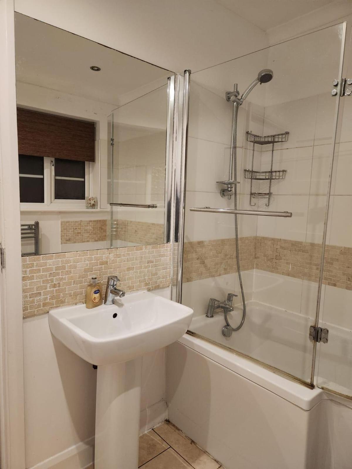 D Elmdon Homestay Shared 4 Bedrooms Birmingham Exterior photo